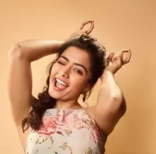 ✌️ e538619e ผู้หญิง, ภาพเหมือน, ยิ้ม, ขยิบตา, นักแสดงหญิง, คน, ผู้หญิง telegram sticker