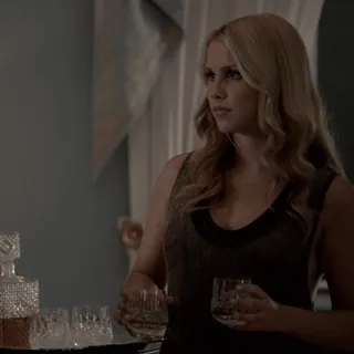 🔦 396a67e6 женщина, блондинка, напиток, стакан, портрет, блондинка, вечернее платье, в помещении telegram sticker