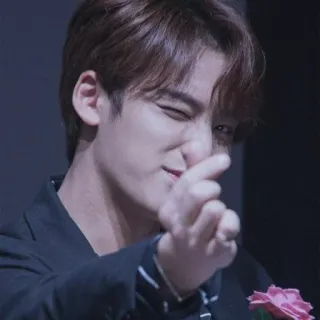 ⚡ 0199ac6b mężczyzna, mrugnięcie, garnitur, wskazywanie, portret, kpop telegram sticker