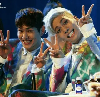 ✌️ 1f6d8188 평화 기호, 사람들, 미소, 남성, 우정, 포즈, 셀카 telegram sticker