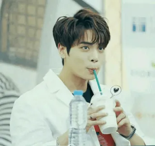 🥤 3c916d60 남자, 마시는, 스타벅스, 음료, 한국인, 캐주얼, 남성, 사람 telegram sticker