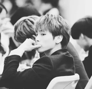 😔 7eb99418 사람, 남자, 인물사진, K팝, 가수, 아이돌 telegram sticker