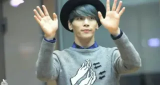 👋 d2e6784a 남자, 모자, 손 흔들기, 회색, 파란 머리 telegram sticker