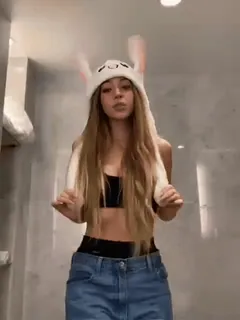 ☺️ 55f63c28 vrouw, tiener, konijnenoren, hoed, portret, dansen, binnen telegram sticker