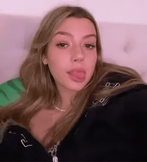 😛 63f34a28 vrouw, meisje, selfie, portret, schoonheid, jongvolwassene telegram sticker