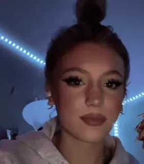 🤨 465cd41d chân dung, phụ nữ, gương mặt, vẻ đẹp, trang điểm, selfie telegram sticker