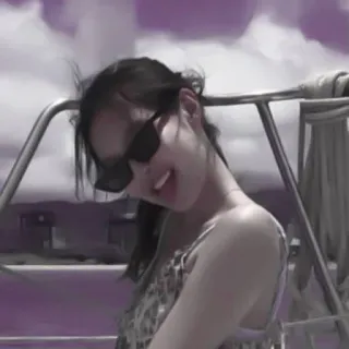 🧄 c8cac15a 女人, 太阳镜, 肖像, 夏天, 海滩 telegram sticker