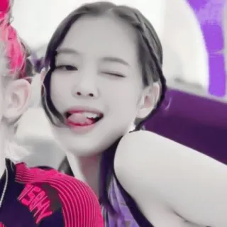 🧄 ec80f8bb Jennie Kim kpop, 歌手, 眨眼, 吐舌头, jennie, blackpink, 偶像 telegram sticker
