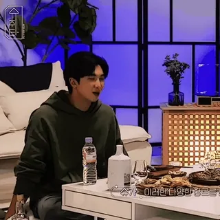 🪁 494825fe 수가 이러한 타임라인정말로 男人, 坐着, 室内, 桌子 telegram sticker