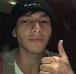 🚬 066ea8b7 Supreme mężczyzna, czapka zimowa, kciuk w górę, selfie, portret telegram sticker