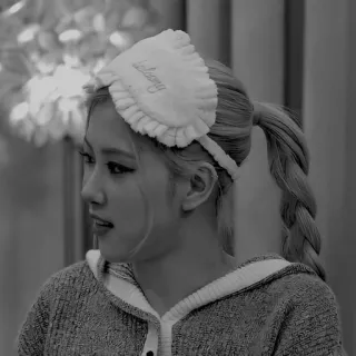 🍷 559637f0 sleepy vrouw, slaapmasker, slaperig, pyjama, gezicht, portret whatsapp sticker