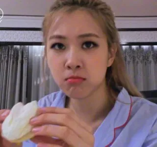 🌸 42464f00 wanita, makan, makanan, sandwich, potret, pirang telegram sticker