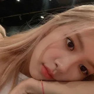 🌸 a5c276e8 wanita, potret, orang, wajah, rambut pirang, cantik, close-up telegram sticker