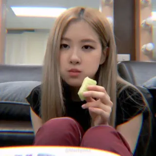 🥠 150629b7 femme, manger, nourriture, intérieur, personne, blonde, décontracté telegram sticker