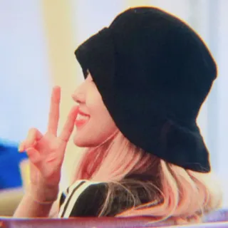 🍩 60727298 personne, chapeau, signe de paix, sourire, femme telegram sticker