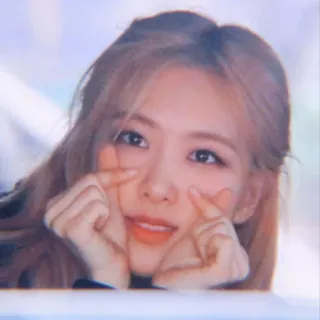 🍩 82c0b105 femme, kpop, portrait, beauté, fille, coeur main telegram sticker