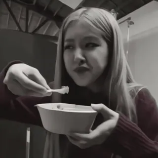 🎂 7641f6e3 식사, 음식, 여자, 사람, 그릇, 숟가락 telegram sticker