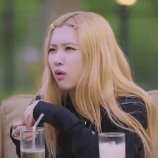 🪴 4aff8051 女人, 人, 金发, 户外, 金色, 反应 telegram sticker