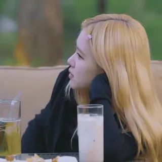 🪴 8e5a67be 女人, 人, 金发, 饮料 telegram sticker