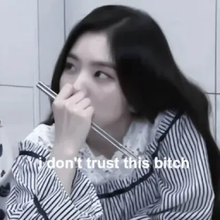 😐 0a9dfd5e I don't trust this bitch Meme, Dúvida, Suspeita, Desconfiança, Engraçado, Texto telegram sticker