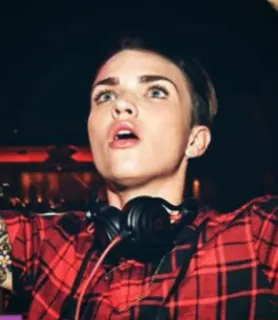 😧 41e45b95 Ruby Rose DJ, słuchawki, osoba, celebryta, Ruby Rose telegram sticker