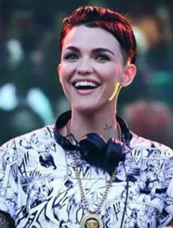 😃 b346a59f kobieta, uśmiechnięta, rude włosy, słuchawki, naszyjnik telegram sticker