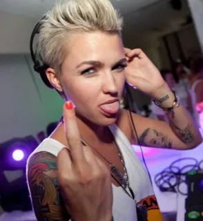 👍 d7f04125 Ruby Rose Ruby Rose, aktorka, środkowy palec, obraźliwy gest, tatuaż, krótkie włosy, DJ telegram sticker