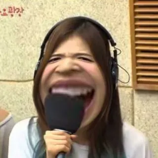 🍒 eae7e36b cara engraçada, exagerado, microfone, mulher, fones de ouvido whatsapp sticker