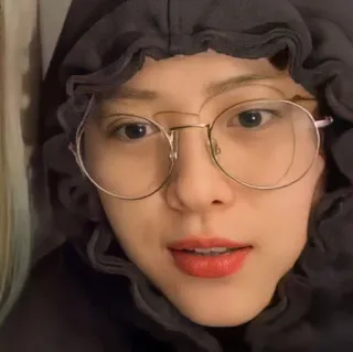 🍒 e694f752 человек, женщина, портрет, худи, очки whatsapp sticker