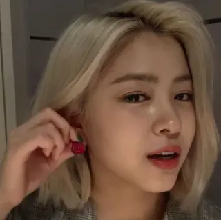 🍒 f0d80002 женщина, серьги, портрет, блондинка, кореянка, красота whatsapp sticker