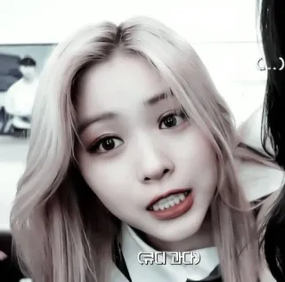 🥅 afa65a16 뭐라 한다 K-pop, Idole, Femme, Portrait, Cheveux blonds whatsapp sticker