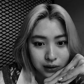 🕶 55f79459 인물 사진, 여자, 금발 머리, 흑백, 셀카, 캐주얼 telegram sticker