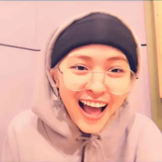 🪐 11f7bbc1 vrouw, persoon, glimlachend, bril, gelukkig, portret, selfie telegram sticker