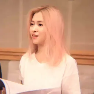 🪐 72fecbc1 vrouw, portret, persoon, blond haar, roze haar, glimlach, casual telegram sticker