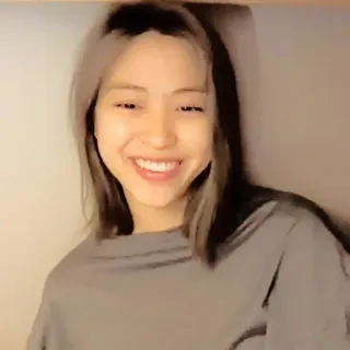 ☁️ 4b0a55cb 女人, 微笑, 肖像, 人物, 快乐, 幸福 telegram sticker