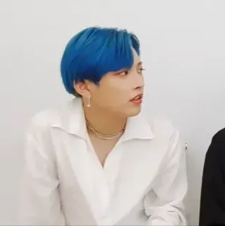 ⛈ 08072a7d pria, rambut biru, kaos putih, perhiasan, potret telegram sticker