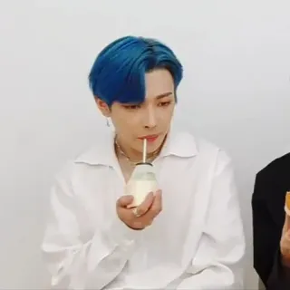 ⛈ 0ef95fea orang, pria, rambut biru, minum, botol, kaus putih telegram sticker