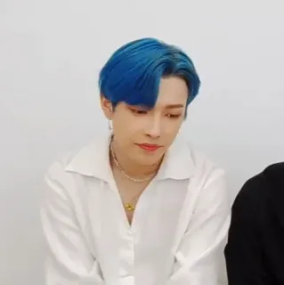 ⛈ 14b4454d orang, pria, rambut biru, kaos putih, potret telegram sticker