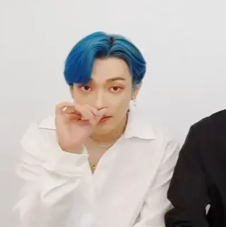 ⛈ 5ab8e5b0 pria, rambut biru, kaos putih, potret telegram sticker