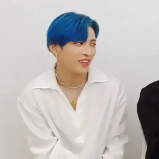 ⛈ 92d83aad orang, pria, rambut biru, kemeja putih, perhiasan, potret telegram sticker