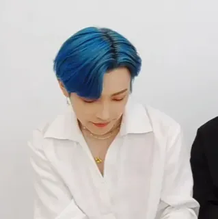 ⛈ f265f6bf orang, pria, rambut biru, kaos putih telegram sticker