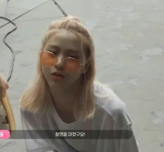 😎 2e86fa9a 촬영을 마쳤구요! 女人, 太阳镜, 金发, 韩国, 白色T恤 whatsapp sticker