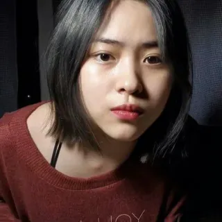 😶 3c6e51ae 女人, 肖像, 女性, 人, 室内, 人类 whatsapp sticker