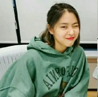 😉 618f6cd2 CALIFORNIA 连帽衫, 女人, 眨眼, 肖像, 加州 whatsapp sticker