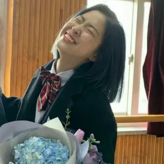 🤣 6508a224 女人, 校服, 肖像, 微笑, 花, 快乐的 whatsapp sticker