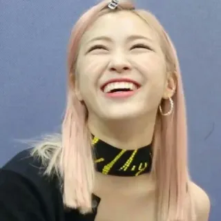 😂 68055aaa 女人, 微笑, 粉色头发, 人物, 肖像, 耳环 whatsapp sticker