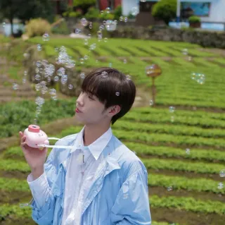 😲 3f2ba5b4 เด็กผู้ชาย, ฟองสบู่, ภาพเหมือน, กลางแจ้ง, เอเชีย telegram sticker