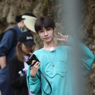 ✌️ 4811e649 คน, แว่นตา, เอเชีย, ยิ้ม, สัญลักษณ์สันติภาพ, กล้อง telegram sticker