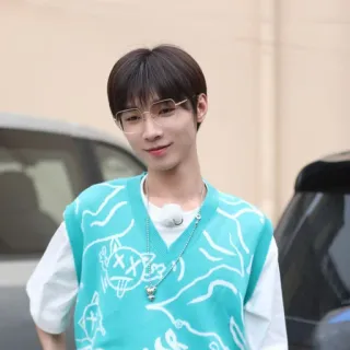 😊 77475c31 คน, ผู้ชาย, แว่นตา, เสื้อกั๊ก, ภาพเหมือน, ลำลอง telegram sticker