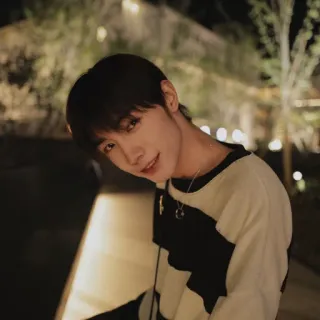 😁 7da1dbc2 คน, ภาพเหมือน, วัยรุ่น, ลำลอง, ยิ้ม, กลางคืน, ไฟ, ในร่ม telegram sticker